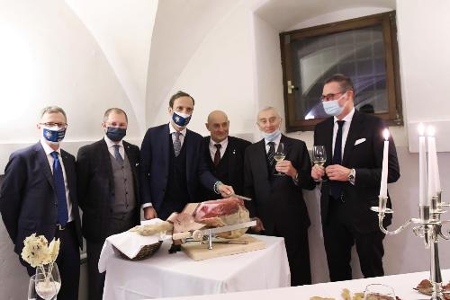 Il governatore del Friuli Venezia Giulia Massimiliano Fedriga, l'assessore regionale alle Risorse agroalimentari Stefano Zannier, il sindaco di San Daniele, il presidente e il direttore del Consorzio del prosciutto Giuseppe Villani e Mario Emilio Cichetti